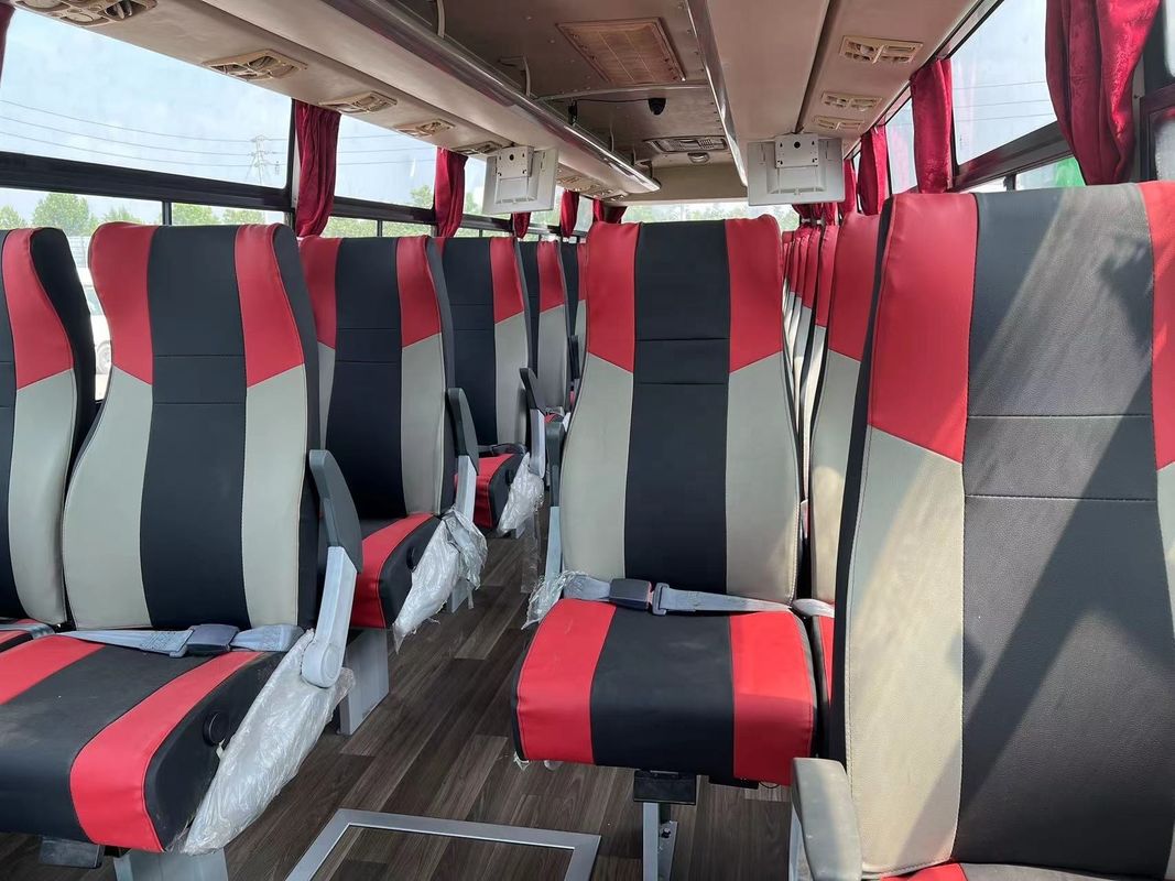 RHD Ντίζελ Λούξυ μεταχειρισμένα λεωφορεία 11R22.5 Ελαστικά και 1100N.m ροπή του κινητήρα για ταξιδιωτική εμπειρία