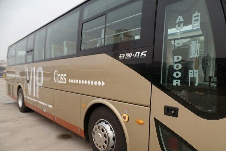 Λεωφορεία πόλης με κινητήρα Yuchai 67 θέσεων 12m πολυτελείς λεωφορεία για άνετη αστική μεταφορά