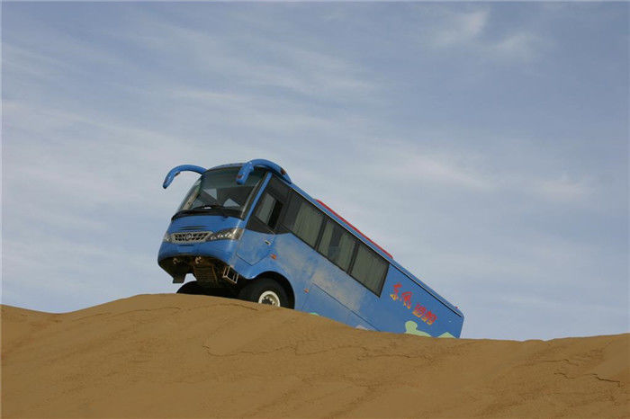 6700mm μήκος 4x4 λεωφορείο ερήμου off-road Awd 14 θέσεις επιβατικό λεωφορείο για την Αφρική Euro 3 πρότυπο εκπομπών