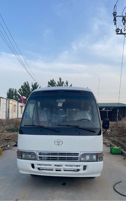 Αριστερό τιμόνι Toyota Coaster λεωφορείο χειροκίνητη μετάδοση 7005 * 2040 * 2785mm Μεγάλη κατάσταση